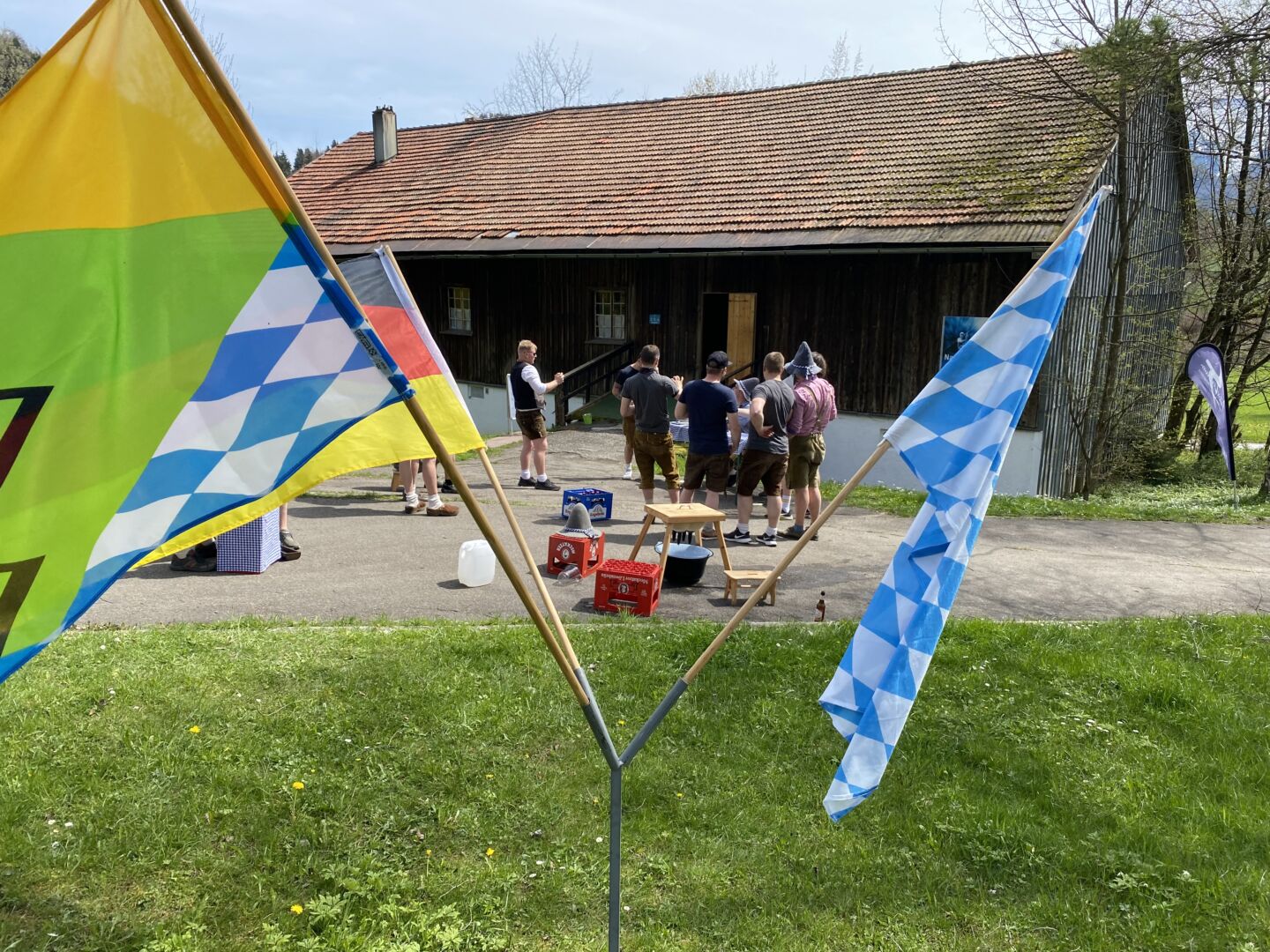 Gruppe von Auszubildenden während eines Azubi-Trainings Azubi-Trainings in Verbindung mit Teamtraining und Teamentwicklung bieten sowohl den Auszubildenden als auch dem Unternehmen entscheidende Vorteile. Die Auszubildenden verbessern ihre Fähigkeiten und stärken das Teamgefühl, während das Unternehmen von besser integrierten und leistungsfähigeren Mitarbeitern profitiert