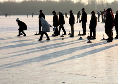 Eisstockschießen ist eine beliebte Alternative zum Teambuilding oder als Erlebnis-Incentive für Firmen, Abteilungen und Teams im Winter