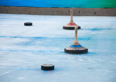 Eisstockschießen ist eine interessante, spaßige und leicht zu erlernende Teamsportart, die sich gut zum Teambuilding und für Firmenevents eignet