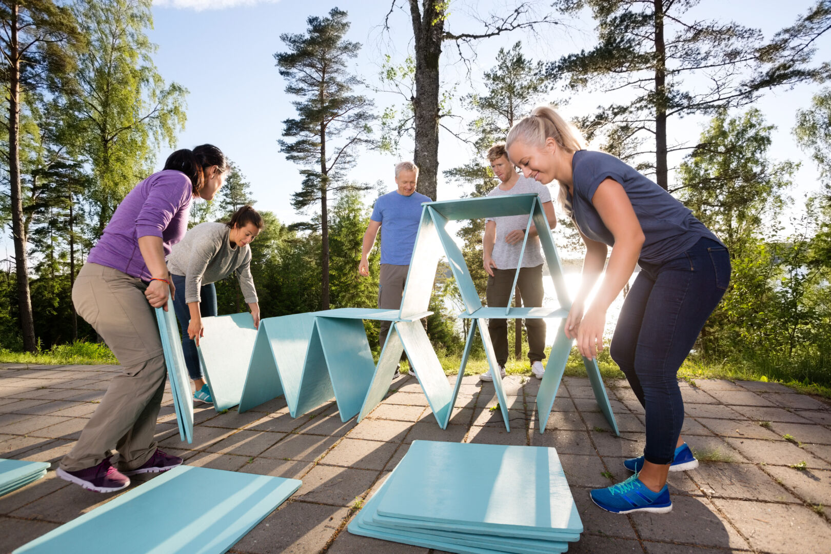 Erlebnisorientiertes Training und Teamprojekte außerhalb des Arbeitsumfelds verbessern Zusammenarbeit, Kommunikation und Vertrauen im Team