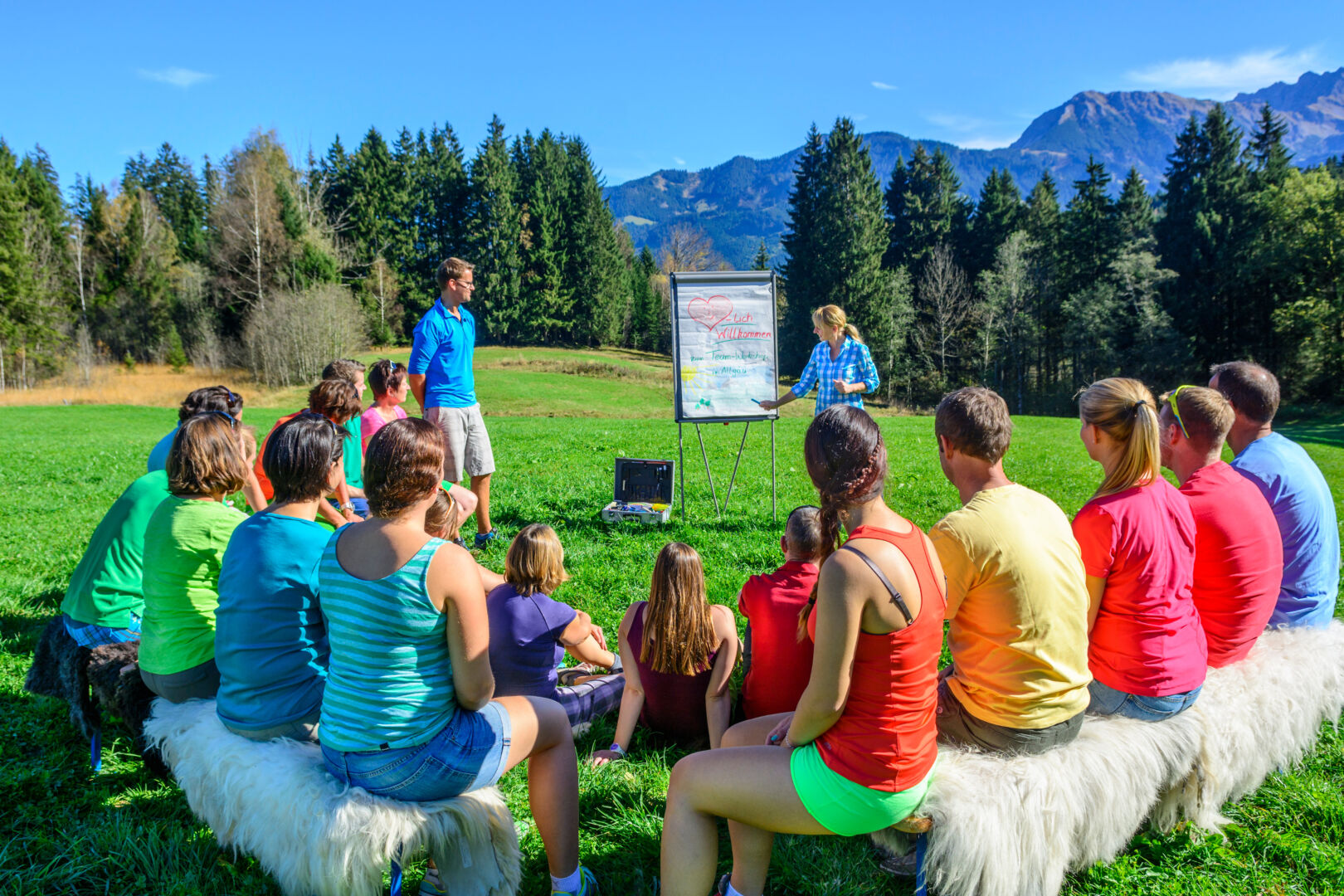 Firmenevents mit Fokus auf Outdoor-Teamtraining und Teamentwicklung regen die Teilnehmer dazu an, effektiver zu kommunizieren, sich gegenseitig zu vertrauen und enger zusammenzuarbeiten