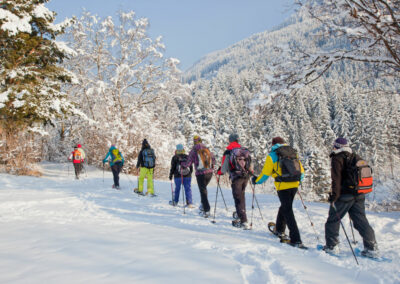 Schneeschuh-Wanderung sind ideal für Teambuilding und als Incentive, da sie eine gemeinsame Erfahrung schaffen, die den Teamgeist stärkt, die Teamarbeit fördert und die Teilnehmer durch die Schönheit der winterlichen Landschaft motiviert