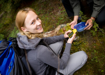 Geocaching ist ideal für Outdoor-Teambuilding, da es Teamarbeit fördert, eine Outdoor-Aktivität ist, Spannung und Abenteuer bietet und vielfältige Möglichkeiten für unterschiedliche Gruppen bietet