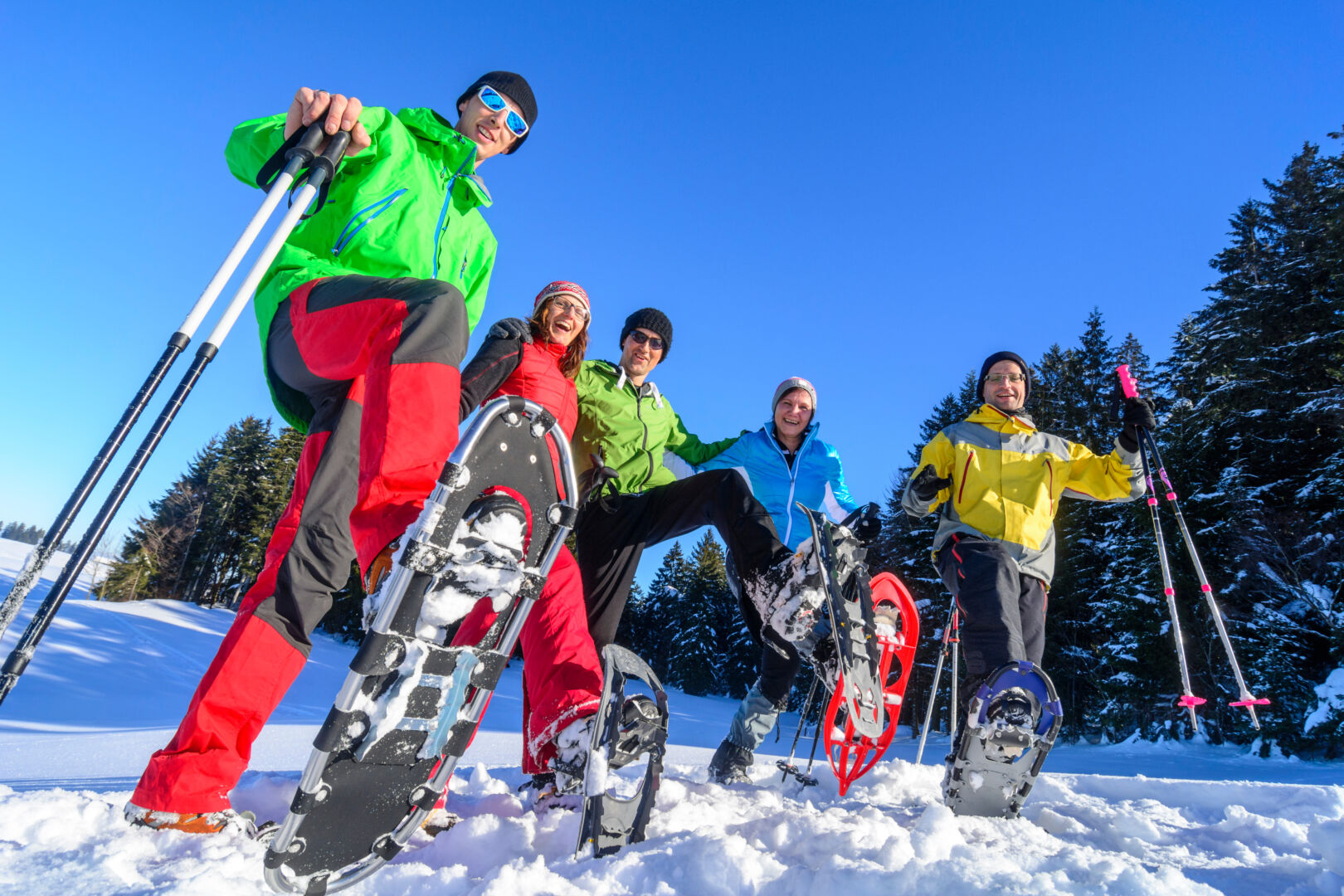 Schneeschuhwandern ist eine unterhaltsame Aktivität, die den Stress abbaut und den Teammitgliedern ermöglicht, sich zu entspannen und sich in spaßiger Atmosphäre besser kennenzulernen und den Teamgeist zu stärken