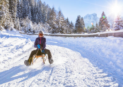 Ein Rodel-Team-Event im Winter fördert Teambuilding durch gemeinschaftliches Erleben, Spaß und Freude, körperliche Aktivität, das Überwinden von Herausforderungen, Entspannung und Stressabbau sowie das Schaffen gemeinsamer Erinnerungen