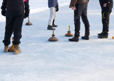 Ein Eisstockturnier ist eine gute Alternative für Teambuilding Weihnachtsfeiern und Firmenevents